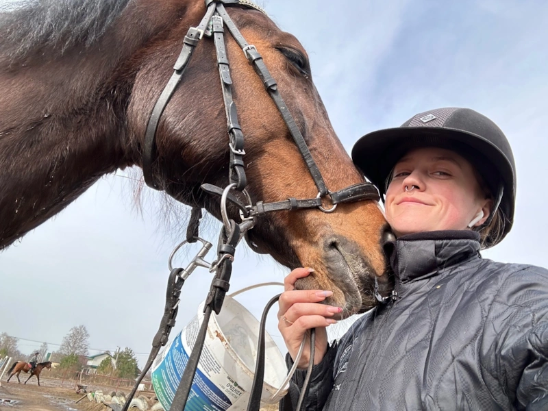 Спортсменка-конница Ксения Костыгова и ее лошадь