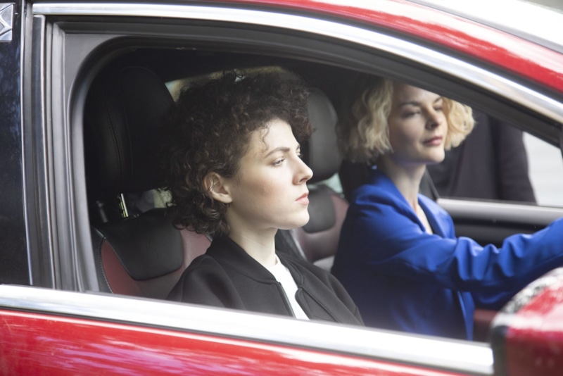 Катя (Ясмина Омерович) и Зоя (Дарья Урсуляк) в сериале «Неукротимая Неупокоева» / Фото: Кино-Театр.ру