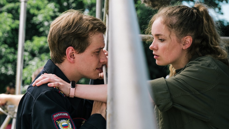 Лена (Анна Завтур) и Гоша (Андрей Гальченко) в сериале «Разрешите обратиться» / Фото: Кинориум