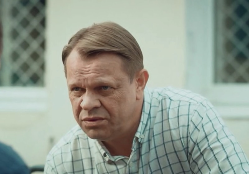 Алексей Байдаков в роли Бухтового в сериале «Дельфин» / Фото: Кинориум