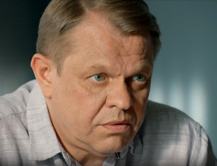 Алексей Байдаков в роли Бухтового в сериале «Дельфин» / Фото: Кино-Театр.ру