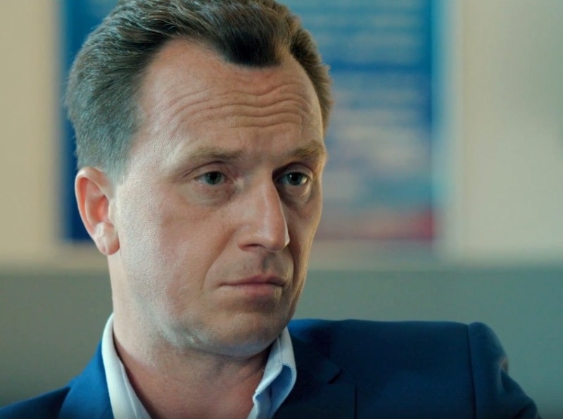 Денис Старков в образе Весловича в сериале «Дельфин» / Фото: Кино-Театр.ру