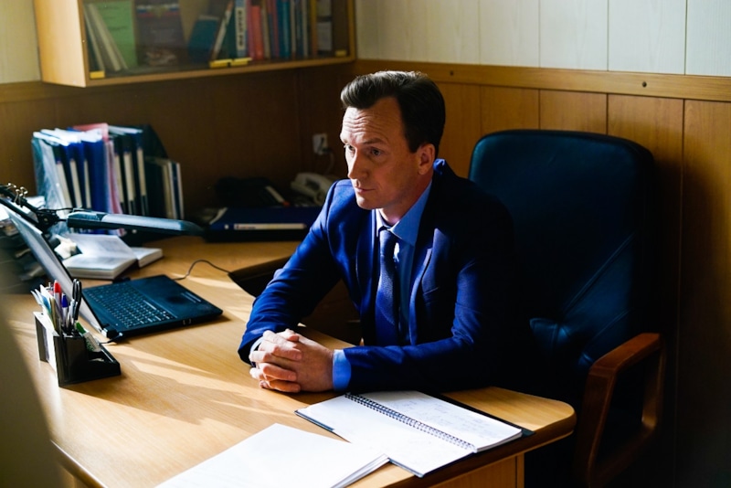 Денис Старков в образе Весловича в сериале «Дельфин» / Фото: Кино-Театр.ру