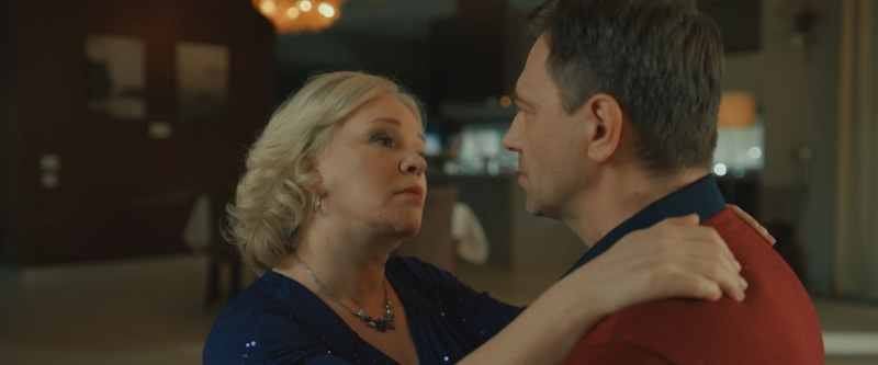 Корчагин (Ростислав Бершауэр) и Оксана Дмитриевна (Елена Валюшкина) в сериале «Разрешите обратиться» / Фото: Кинориум