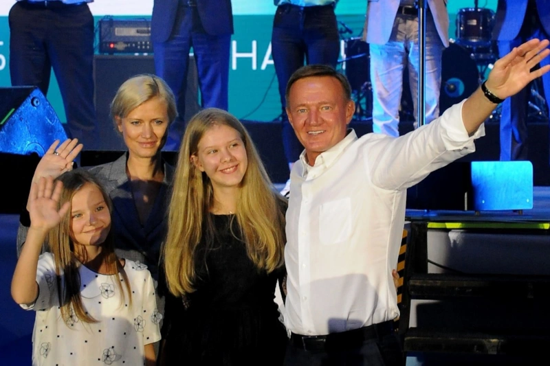 Роман Старовойт с женой и детьми