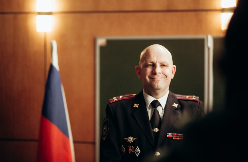 Федор Лавров в образе Бибикова в сериале «Ухожу красиво» / Фото: Кинориум