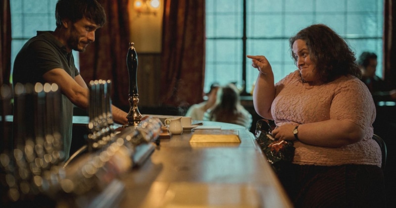 Ричард Гэдд в роли Донни Дана и Джессика Ганнинг в роли Марты Скотт в сериале «Олененок»