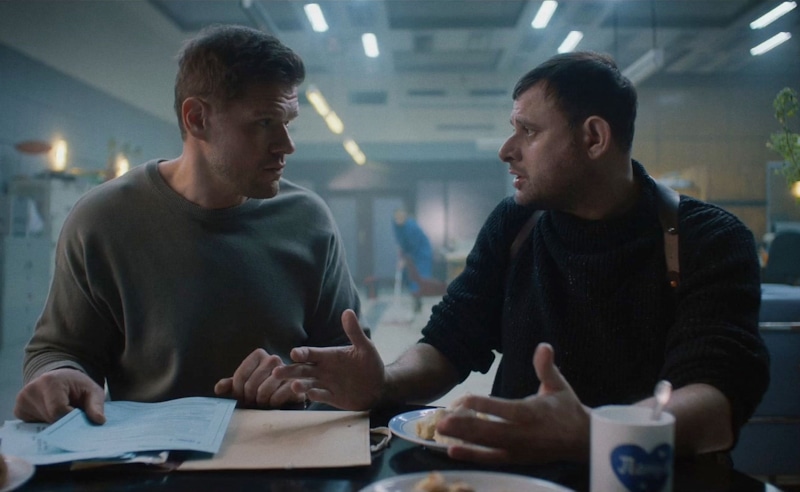 Зуев (Нодар Джанелидзе) и Фадеев (Владимир Яглыч) в сериале «Ухожу красиво!» / Фото: Фильм.ру