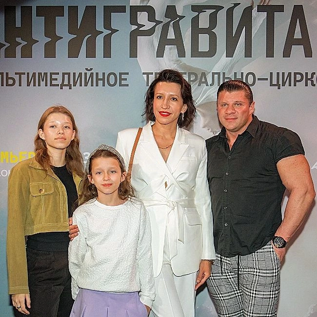 Валерий Юшкевич и жена Елена Борщева с детьми