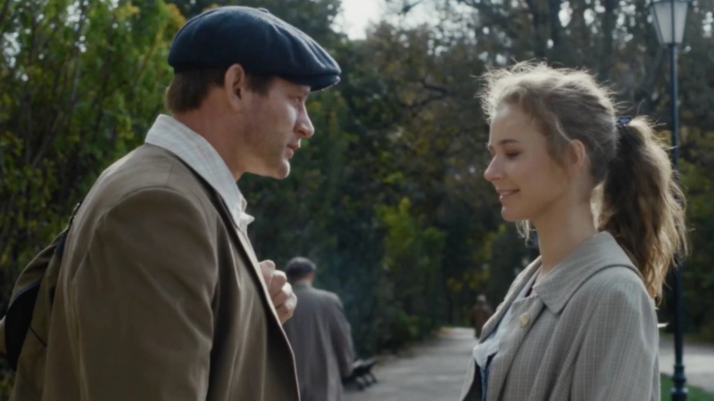 Тоня (Любовь Константинова) и Иван (Андрей Фролов) / Фото: Кадр из сериала «Горький 53»