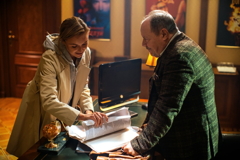 Лена (Полина Гагарина) и Григорий Андреевич (Алексей Маклаков) в сериале «Красные линии» / Фото: Кинориум