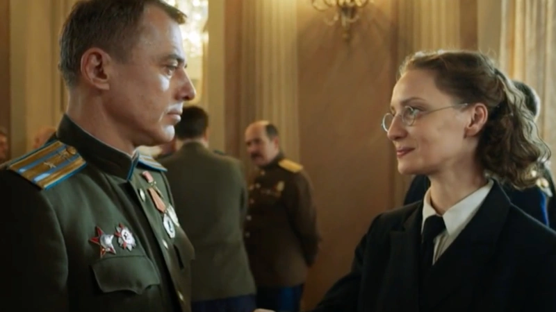 Александр (Игорь Петренко) и Елена (Екатерина Вилкова) / Фото: Кадр из сериала «Истребители. Битва за Крым» Александр (Игорь Петренко) и Елена (Екатерина Вилкова) / Фото: Кадр из сериала «Истребители. Битва за Крым»