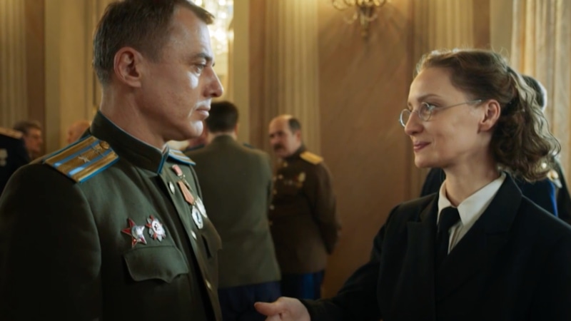 Елена (Екатерина Вилкова) и Александр (Игорь Петренко) / Фото: Кадр из сериала «Истребители. Битва за Крым»