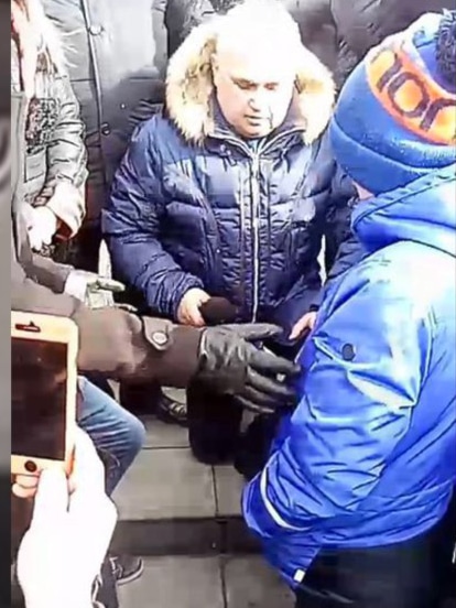 Сергей Цивилев на коленях