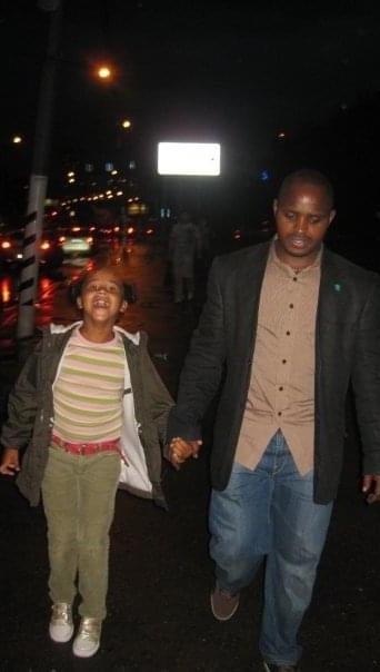 Милен Бавуге Хабимана в детстве с отцом Милен Бавуге Хабимана в детстве с отцом