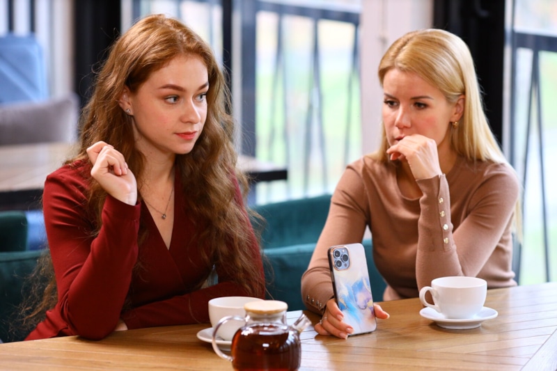 Власова (Кира Кауфман) и Смирнова (Дарья Пармененкова) в сериале «Тайна «Белой вороны»» / Фото: Кинориум