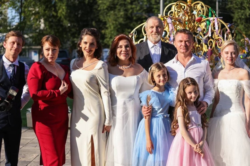 Владимир Мендин (Владимир Сычев) с родными в сериале «Мендельсон»