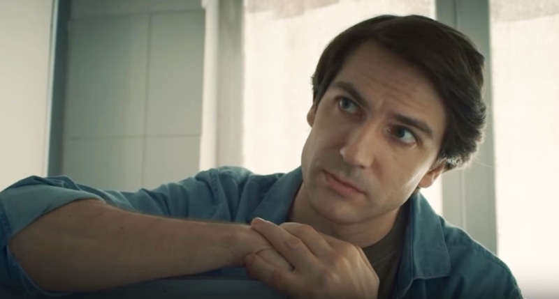 Михаил Пшеничный в образе Скворцова в сериале «Я знаю твои секреты» / Фото: Кино-Театр.ру