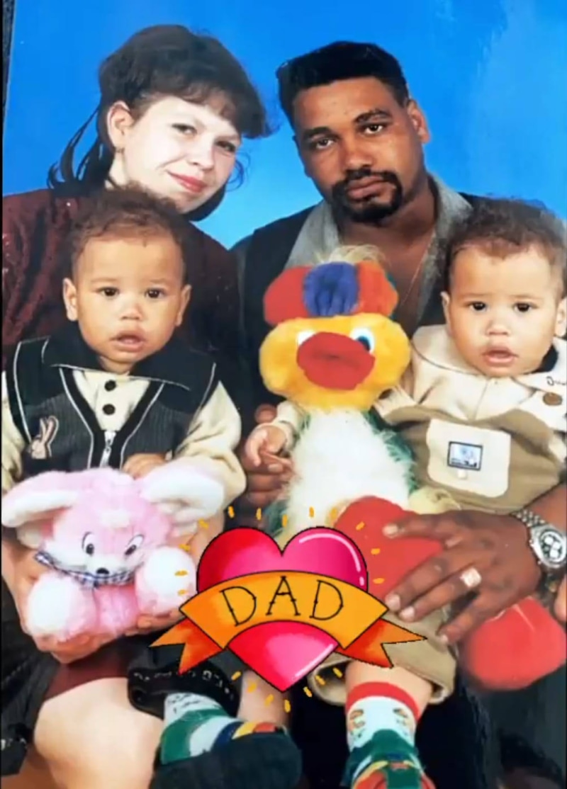 Жануэль Скопенко в детстве с братом-близнецом и родителями Жануэль Скопенко в детстве с братом-близнецом и родителями