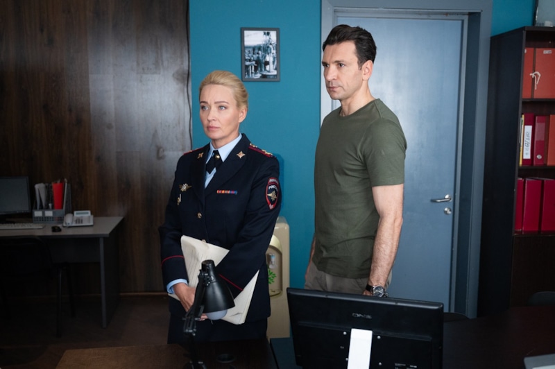 Роксана (Анастасия Панина) и Буров (Антон Хабаров) в сериале «Я знаю твои секреты» / Фото: Кино Mail.ru