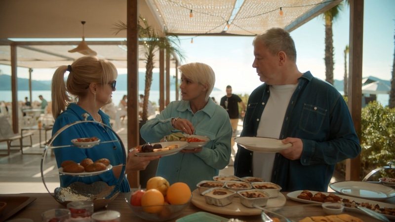 Наташа (Любовь Аксенова), Люба (Анна Михалкова), Рома (Александр Робак) в сериале «Убойный отпуск»