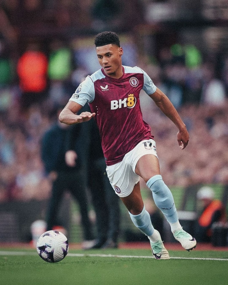 Нападающий «Астон Вилла» Олли Уоткинс Нападающий «Астон Вилла» Олли Уоткинс