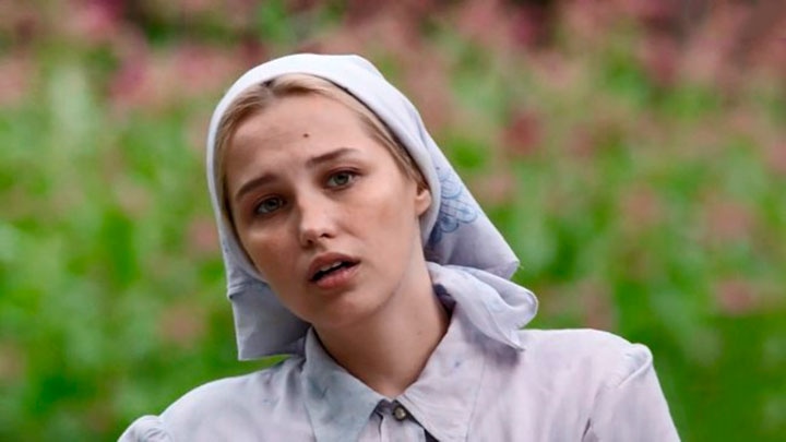 Аглая Шиловская в образе Ирины в сериале «Два берега»