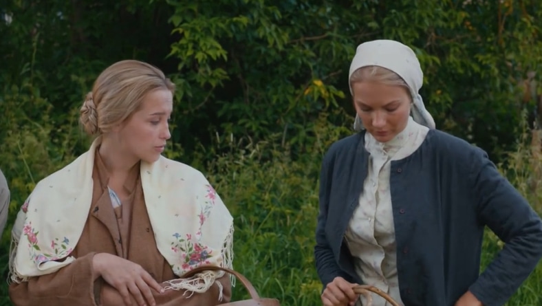 Ирина Ермакова (Аглая Шиловская) и Варвара Сколчина (Елена Аросьева) в сериале «Два берега»