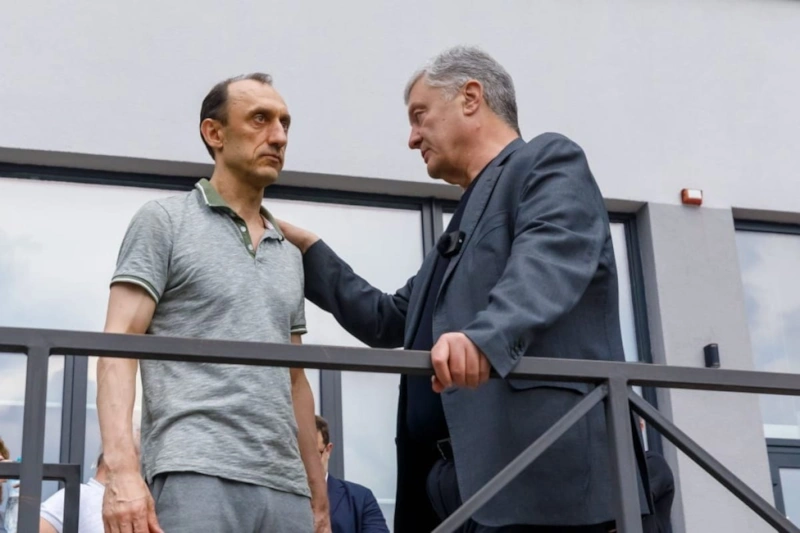 Полковник СБУ Роман Червинский и Петр Порошенко