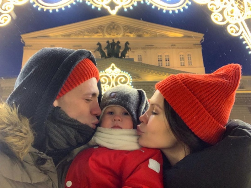 Семен Литвинов и жена Алина Тарасова с дочерью