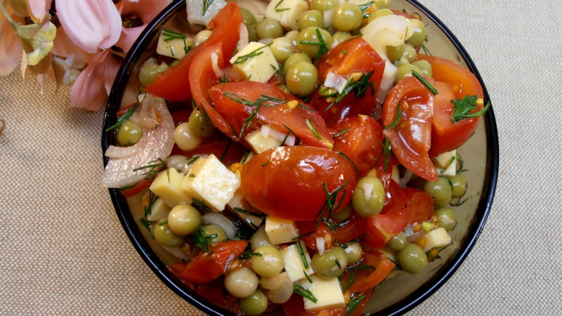 Сытный овощной салат с сыром и горошком Сытный овощной салат с сыром и горошком