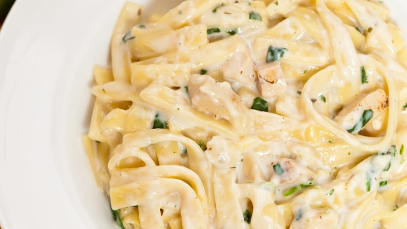 Спагетти с курицей: рецепт со сметанным соусом