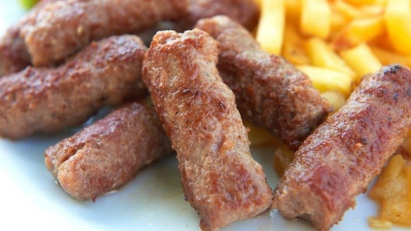 Чевапчичи на овощной подушке Чевапчичи на овощной подушке