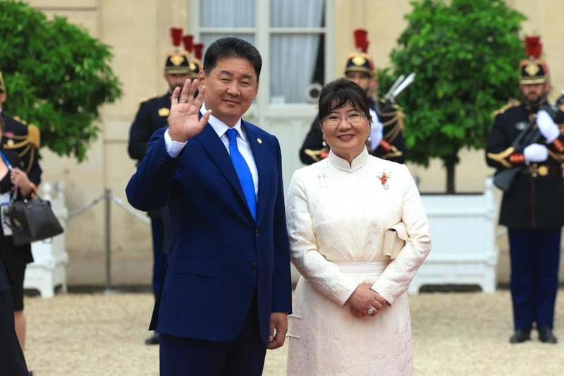 Ухнаагийн Хурэлсух с женой