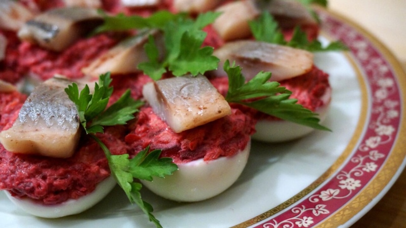 Необычная закуска: яйца, свекла, селедка Необычная закуска: яйца, свекла, селедка