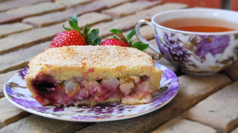 Шарлотка с яблочным пюре: старинный рецепт