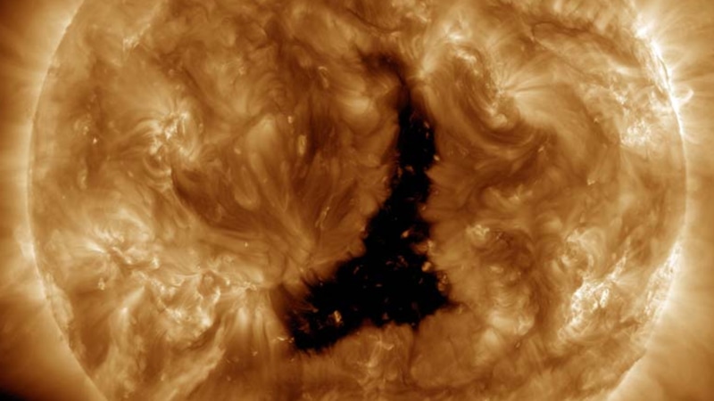 Корональная дыра: ускорение ветра