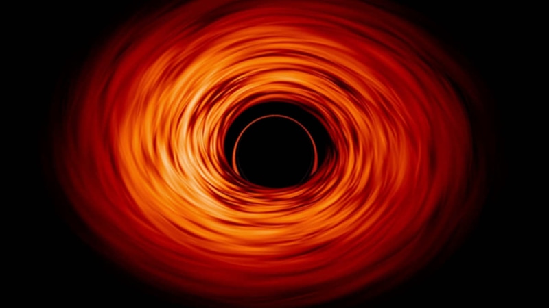 Вспышки у черной дыры: новые данные