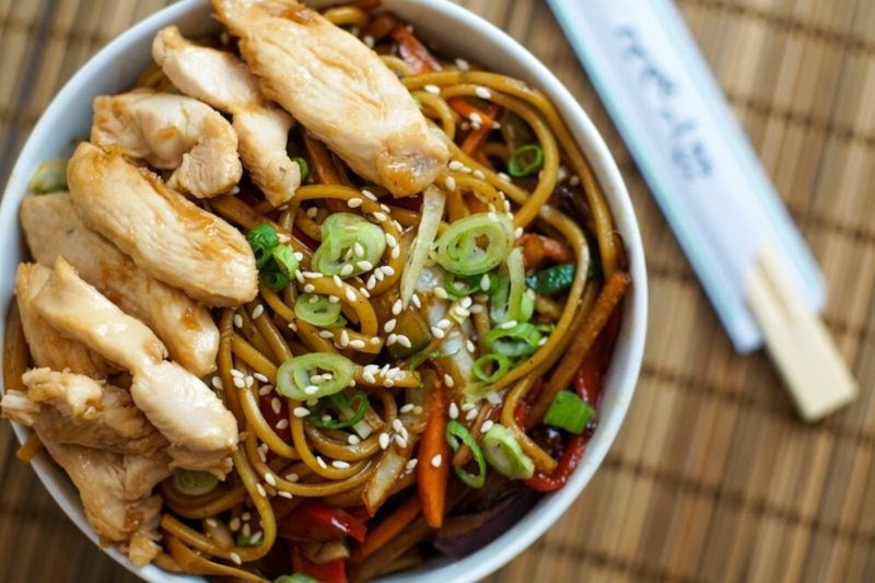 Лапша вок: курица и кабачок