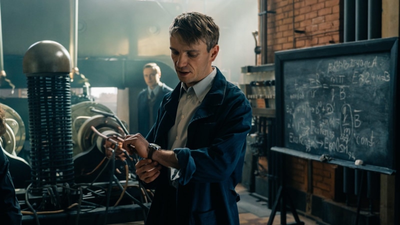 Кадр из сериала «Атом»