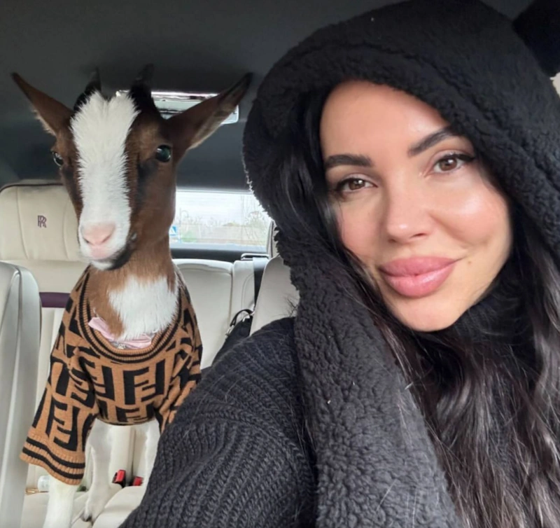 Оксана Самойлова с козой