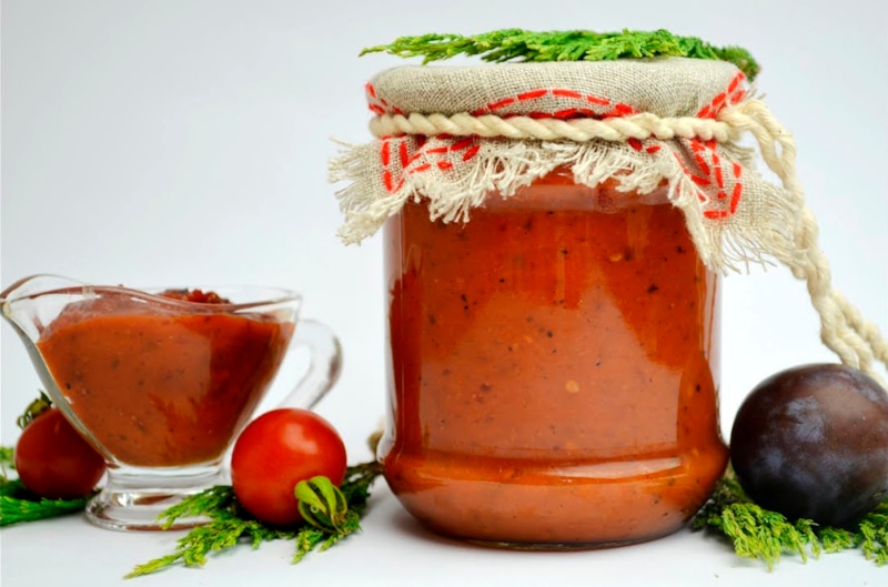 Томатный соус со сливами: ароматная заготовка на зиму