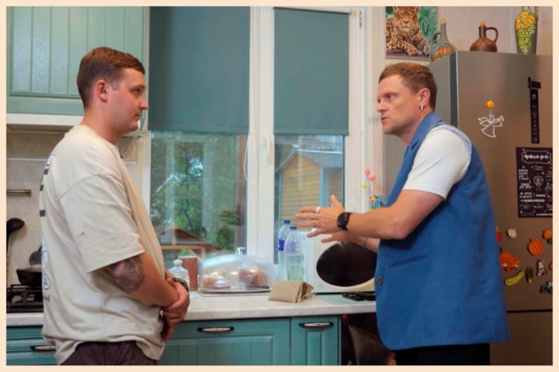 Кадр из шоу «Маменькин сынок»