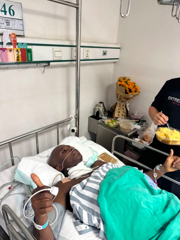 Самуэль Асамоа в больнице / Фото: huanqiu.com