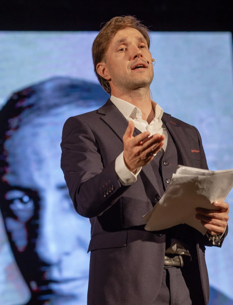 Актер Максим Линников в моноспектакле «Александр Таиров» Актер Максим Линников в моноспектакле «Александр Таиров»