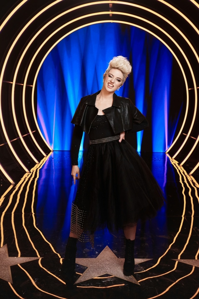 Певица Вероника Новикова в образе Пинк в шоу «Ярче звезд»