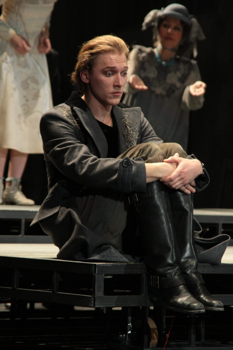 Дмитрий Соломыкин в спектакле «Принцесса Ивонна»