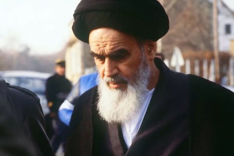 Аятолла Рухолла Хомейни — лидер исламской революции Аятолла Рухолла Хомейни — лидер исламской революции