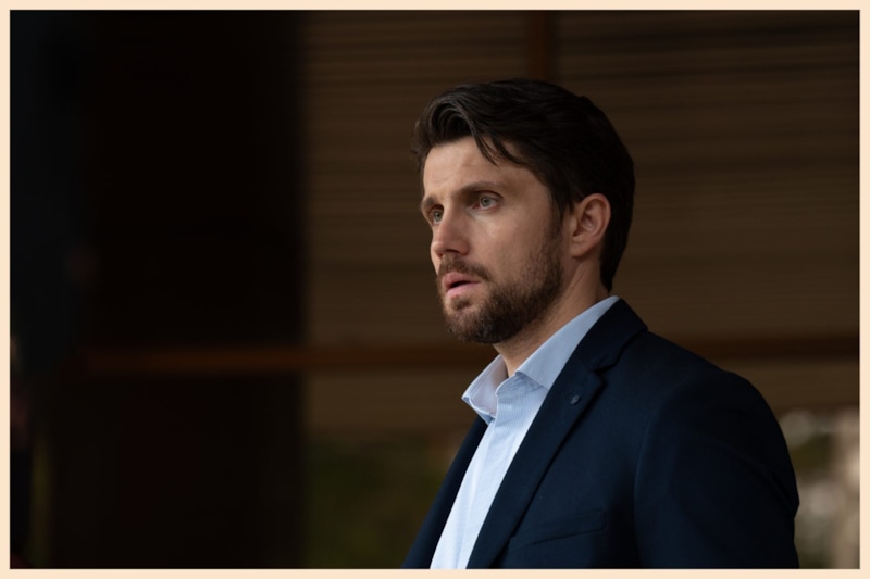 Кадр из сериала «Срывая маски»