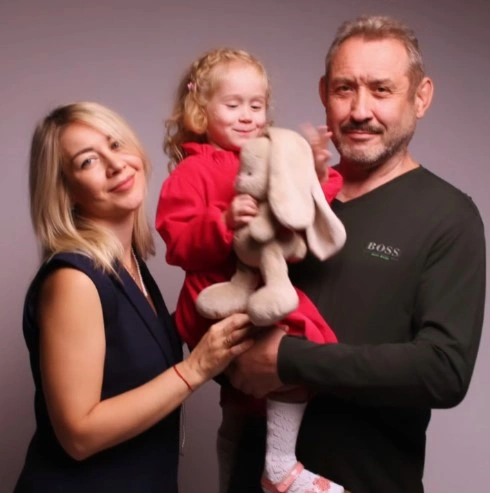 Сергей Усольцев с женой и дочерью